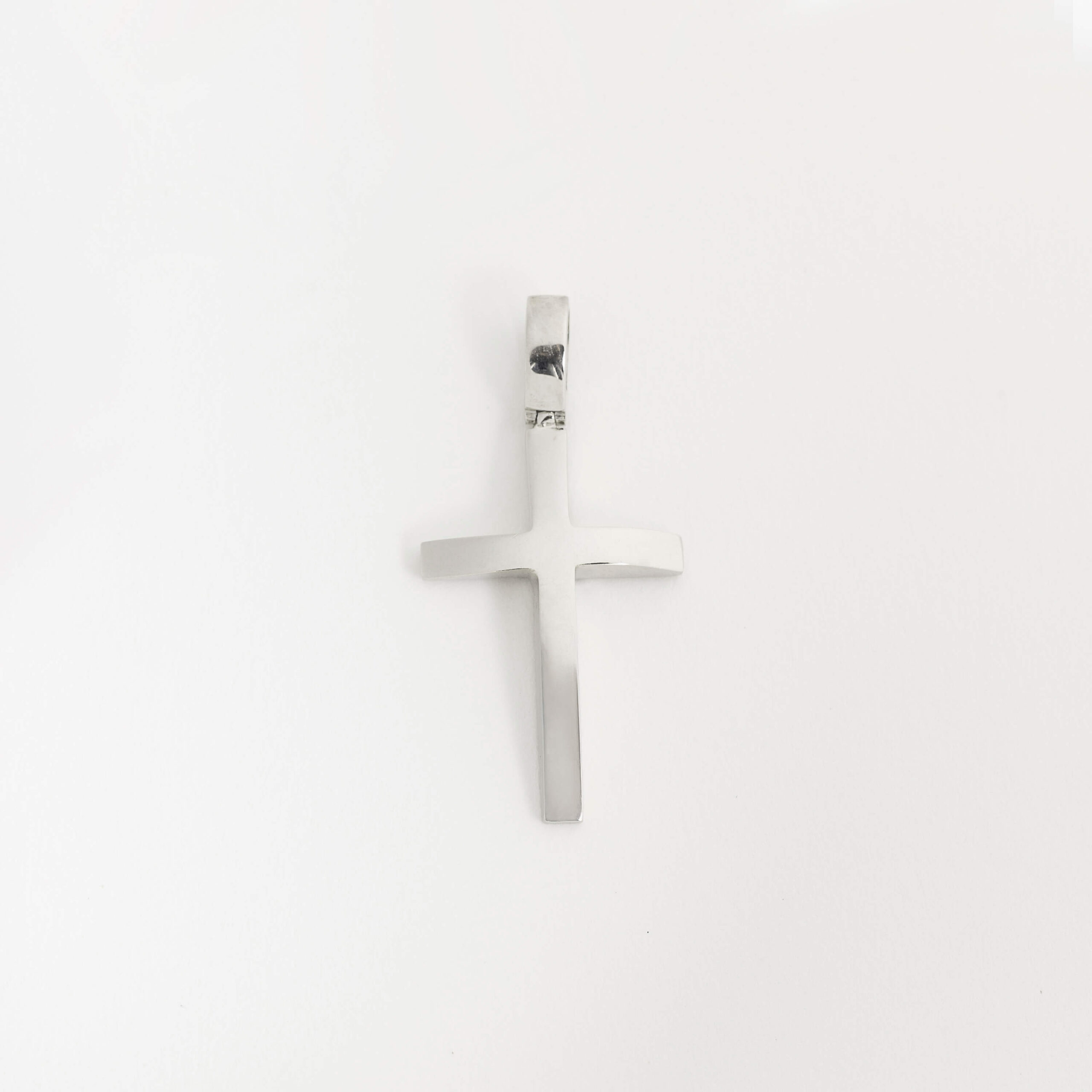 A contemporary essential with a timeless spirit, Ikaros is crafted in 14kt white gold and designed for those who appreciate clean lines, subtle sophistication, and effortless everyday elegance.